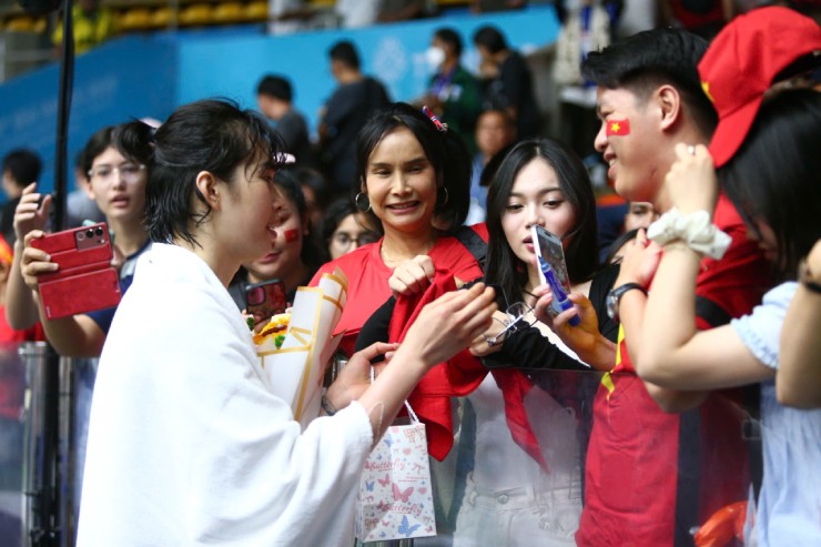 Người đẹp Kiều Trinh được tặng “hoa tiền”, Thanh Thúy quyết giật HCV bóng chuyền SEA Games - 6