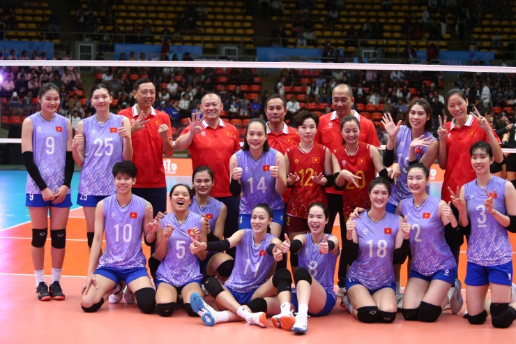 Người đẹp Kiều Trinh được tặng “hoa tiền”, Thanh Thúy quyết giật HCV bóng chuyền SEA Games - 2