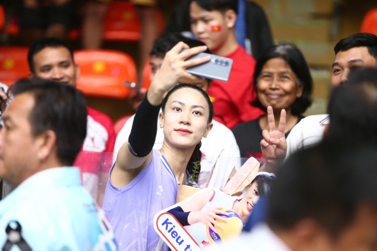 Người đẹp Kiều Trinh được tặng “hoa tiền”, Thanh Thúy quyết giật HCV bóng chuyền SEA Games - 3