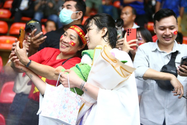 Người đẹp Kiều Trinh được tặng “hoa tiền”, Thanh Thúy quyết giật HCV bóng chuyền SEA Games - 7