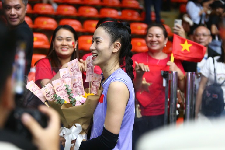 Người đẹp Kiều Trinh được tặng “hoa tiền”, Thanh Thúy quyết giật HCV bóng chuyền SEA Games - 5