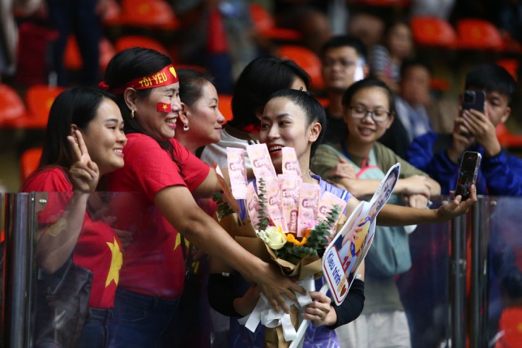 Người đẹp Kiều Trinh được tặng “hoa tiền”, Thanh Thúy quyết giật HCV bóng chuyền SEA Games - 4