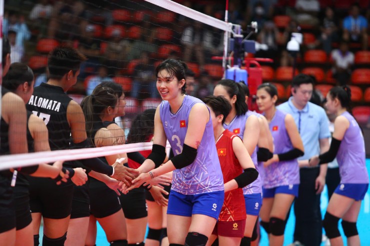 Người đẹp Kiều Trinh được tặng “hoa tiền”, Thanh Thúy quyết giật HCV bóng chuyền SEA Games - 1