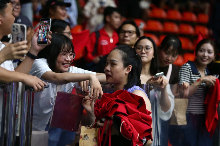Người đẹp Kiều Trinh được tặng “hoa tiền”, Thanh Thúy quyết giật HCV bóng chuyền SEA Games - 10