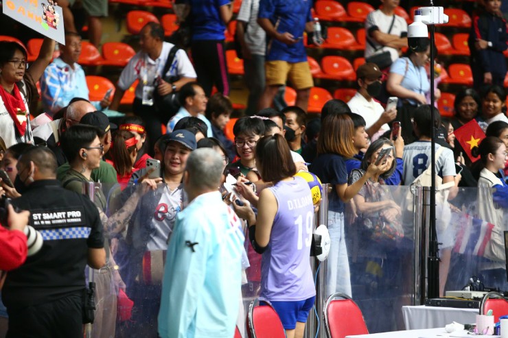 Người đẹp Kiều Trinh được tặng “hoa tiền”, Thanh Thúy quyết giật HCV bóng chuyền SEA Games - 9