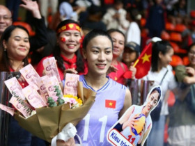 Người đẹp Kiều Trinh được tặng “hoa tiền”, Thanh Thúy quyết giật HCV bóng chuyền SEA Games