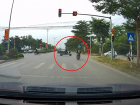 Clip: Phóng như “tên bắn”, 2 thanh niên vượt đèn đỏ lao thẳng vào xe ba gác