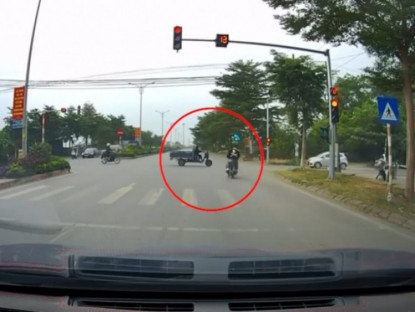 Giao thông - Clip: Phóng như “tên bắn”, 2 thanh niên vượt đèn đỏ lao thẳng vào xe ba gác