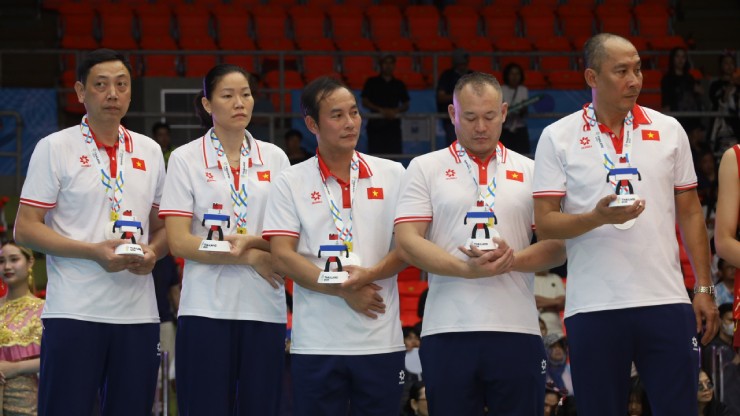 HLV Tuấn Kiệt nói gì về trọng tài và pha bóng tranh cãi ở trận thua nghiệt ngã trước Thái Lan? - 1