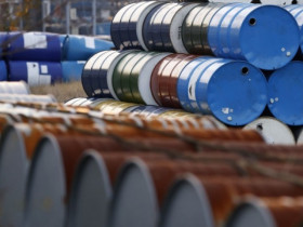 Giá dầu chạm đáy thấp nhất từ năm 2021 khi thị trường cân nhắc triển vọng thỏa thuận Ukraine