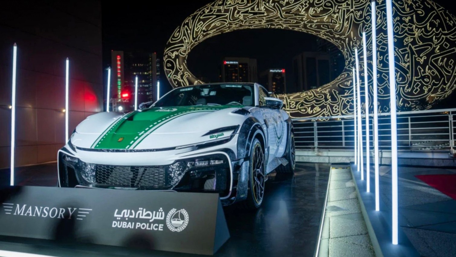 Cảnh sát Dubai biên chế thêm mẫu siêu xe SUV Ferrari Purosangue Mansory - 1