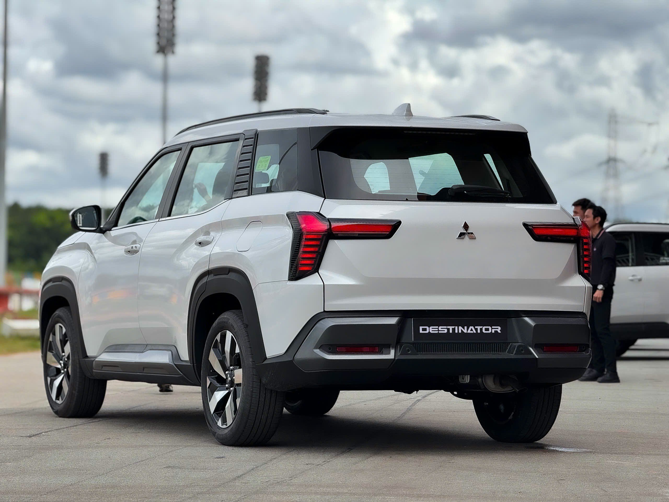 Cận cảnh Mitsubishi Destinator Premium giá từ 780 triệu đồng - 2
