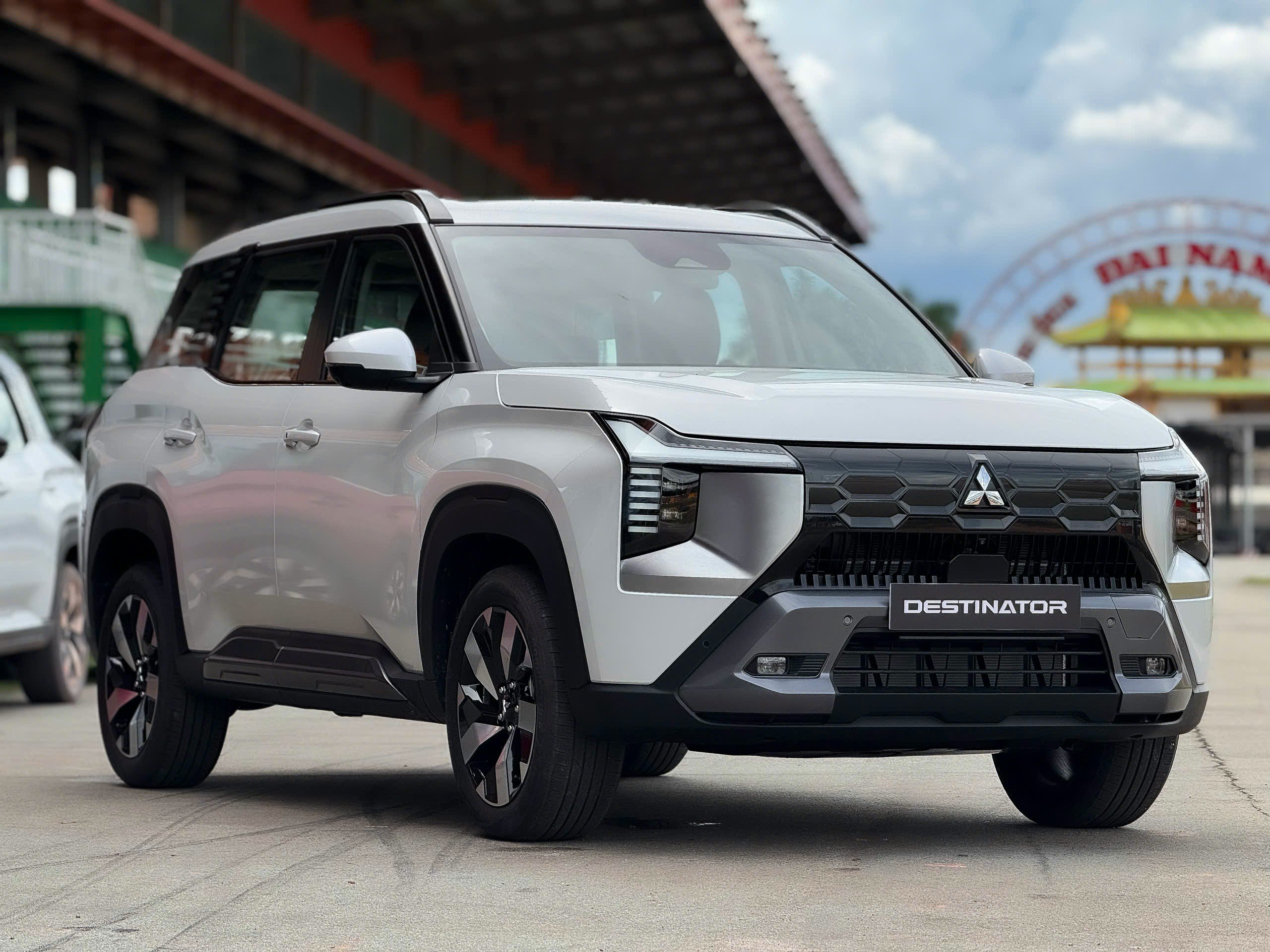 Cận cảnh Mitsubishi Destinator Premium giá từ 780 triệu đồng - 1