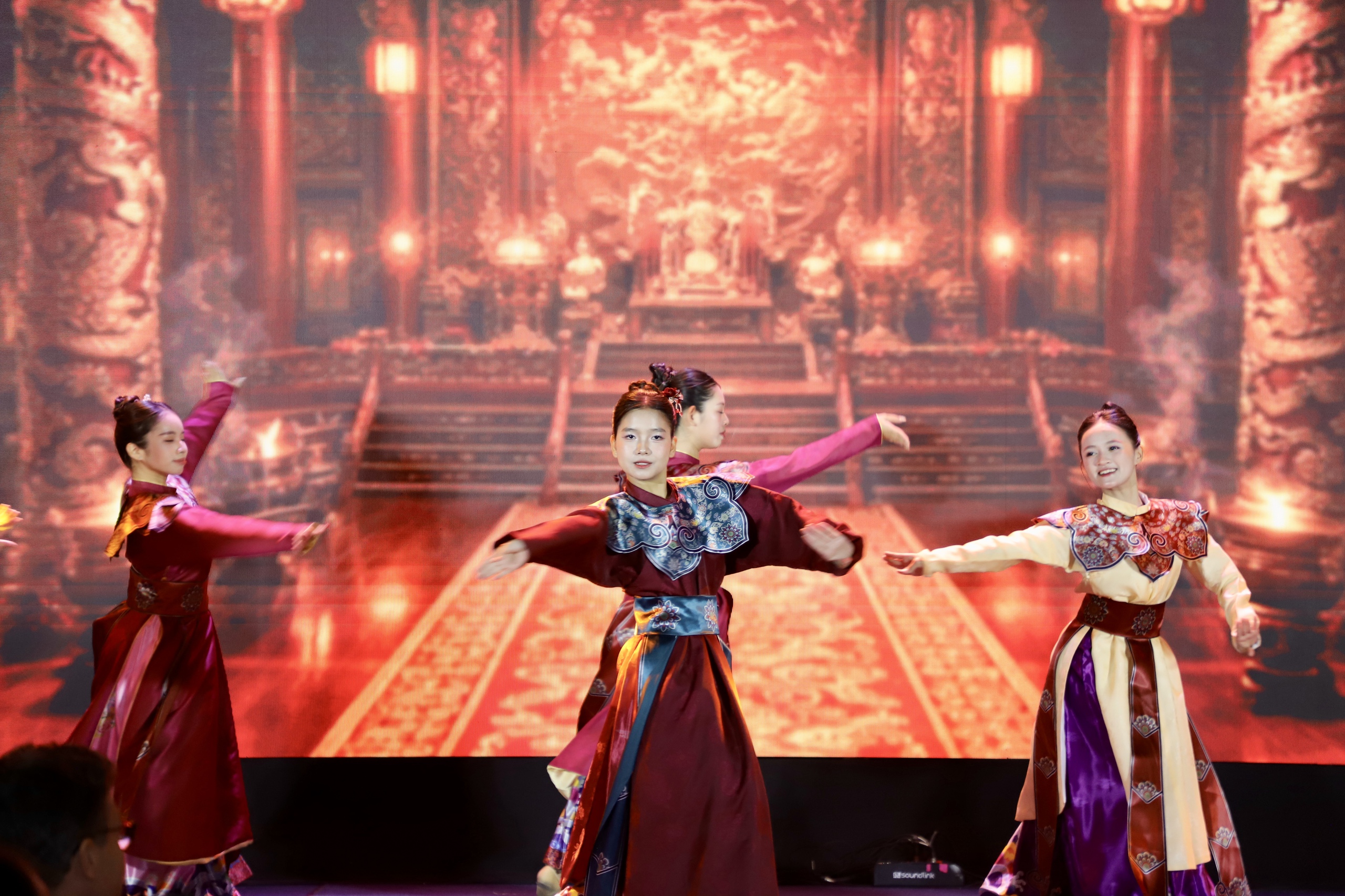 Văn hóa Việt Nam- Hội tụ và lan tỏa - 9