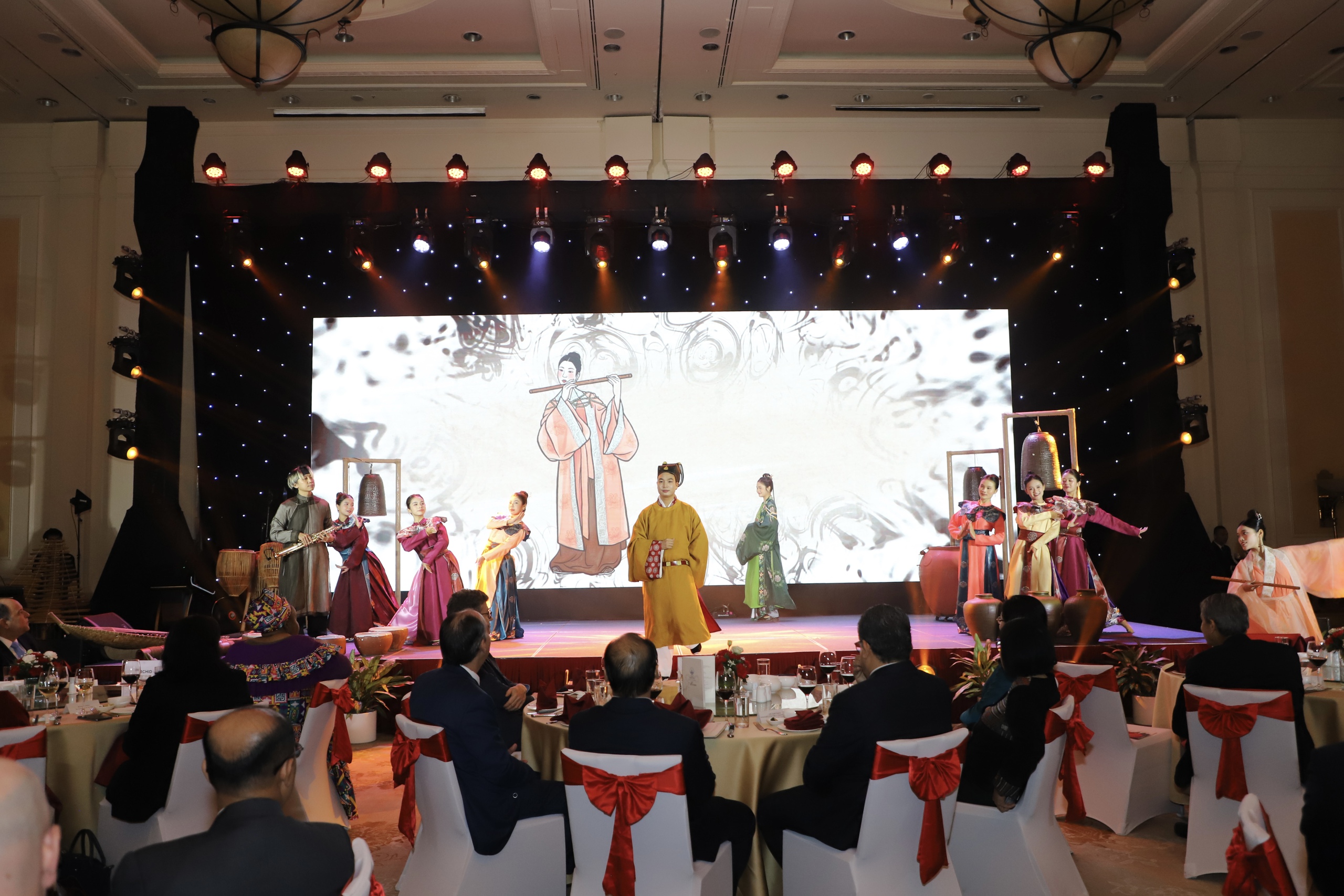 Văn hóa Việt Nam- Hội tụ và lan tỏa - 13