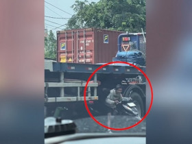 Clip: Rợn người cảnh xe máy liều lĩnh chui qua gầm container giữa đường đông