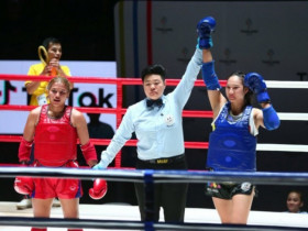 Hotgirl Muay 2 lần đấm võ sĩ Thái Lan ngã quỵ, hiên ngang lấy HCV SEA Games