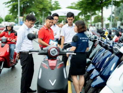 Thông tin doanh nghiệp - VinFast dẫn dắt xu hướng xe điện, xe xăng xuống giá hàng loạt trong mùa cao điểm cuối năm