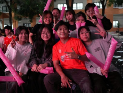 Giải trí - Nhạc sĩ Nguyễn Văn Chung, Duyên Quỳnh, Tiến Linh hò hét cổ vũ Seagame 33 cùng sinh viên