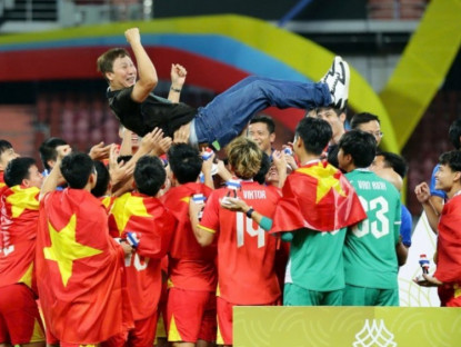 Thể thao - Vì sao HLV Kim Sang Sik không được chủ nhà Thái Lan trao HCV SEA Games?