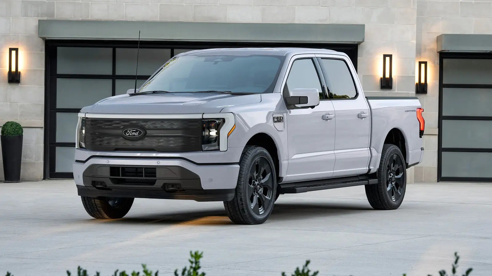 Ford ngừng sản xuất dòng xe bán tải điện F150 Lightning - 2