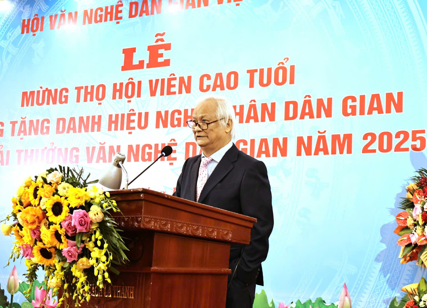 Tôn vinh những đóng góp bền bỉ cho công tác sưu tầm, nghiên cứu văn nghệ dân gian - 2