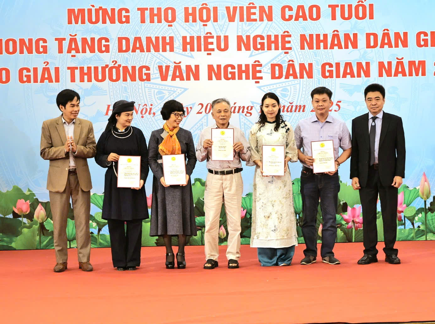 Tôn vinh những đóng góp bền bỉ cho công tác sưu tầm, nghiên cứu văn nghệ dân gian - 5