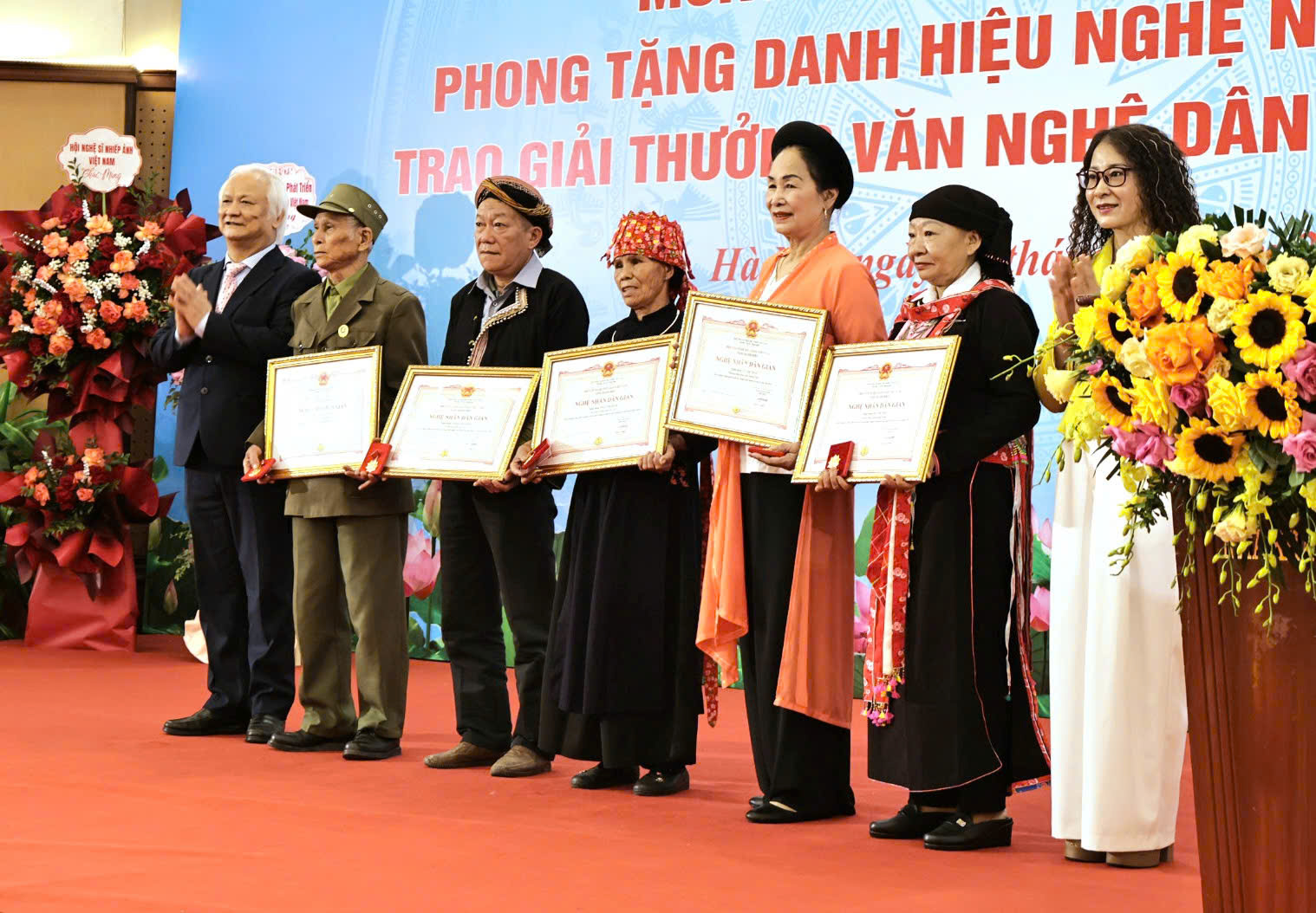 Tôn vinh những đóng góp bền bỉ cho công tác sưu tầm, nghiên cứu văn nghệ dân gian - 8