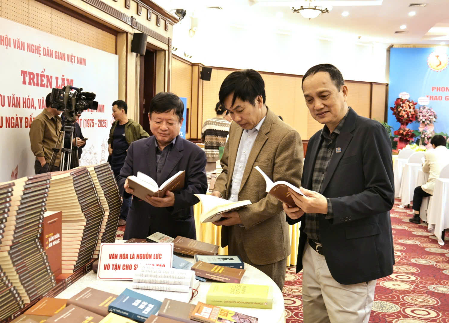 Tôn vinh những đóng góp bền bỉ cho công tác sưu tầm, nghiên cứu văn nghệ dân gian - 9