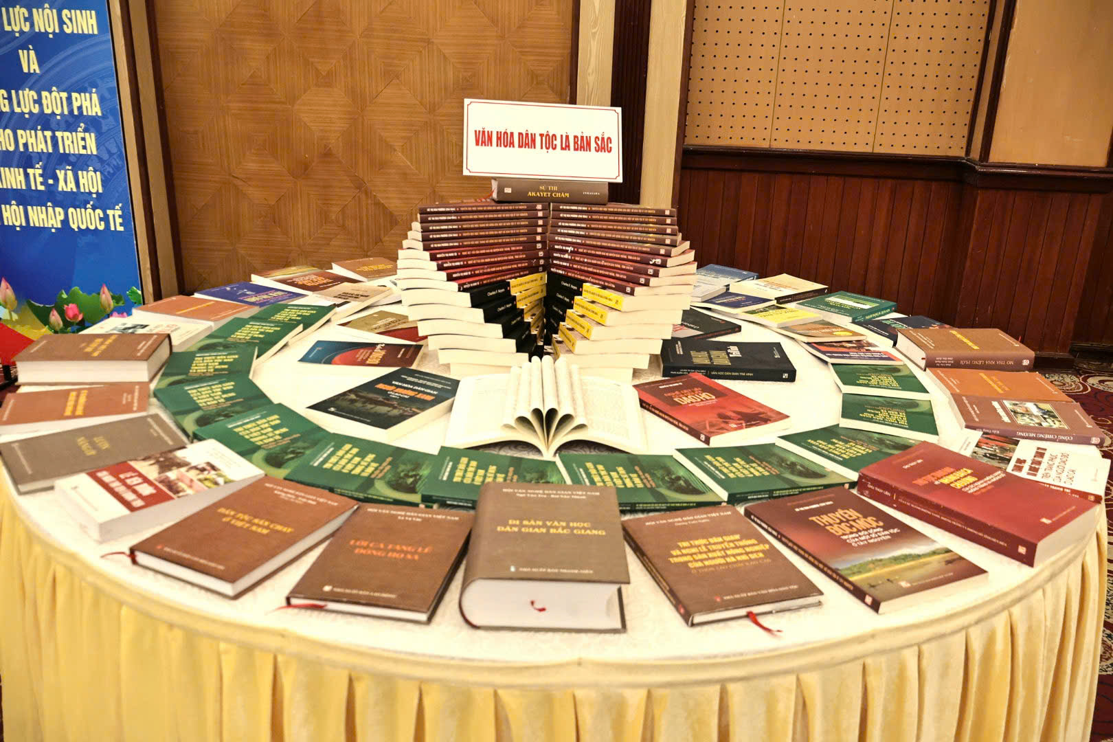 Tôn vinh những đóng góp bền bỉ cho công tác sưu tầm, nghiên cứu văn nghệ dân gian - 10