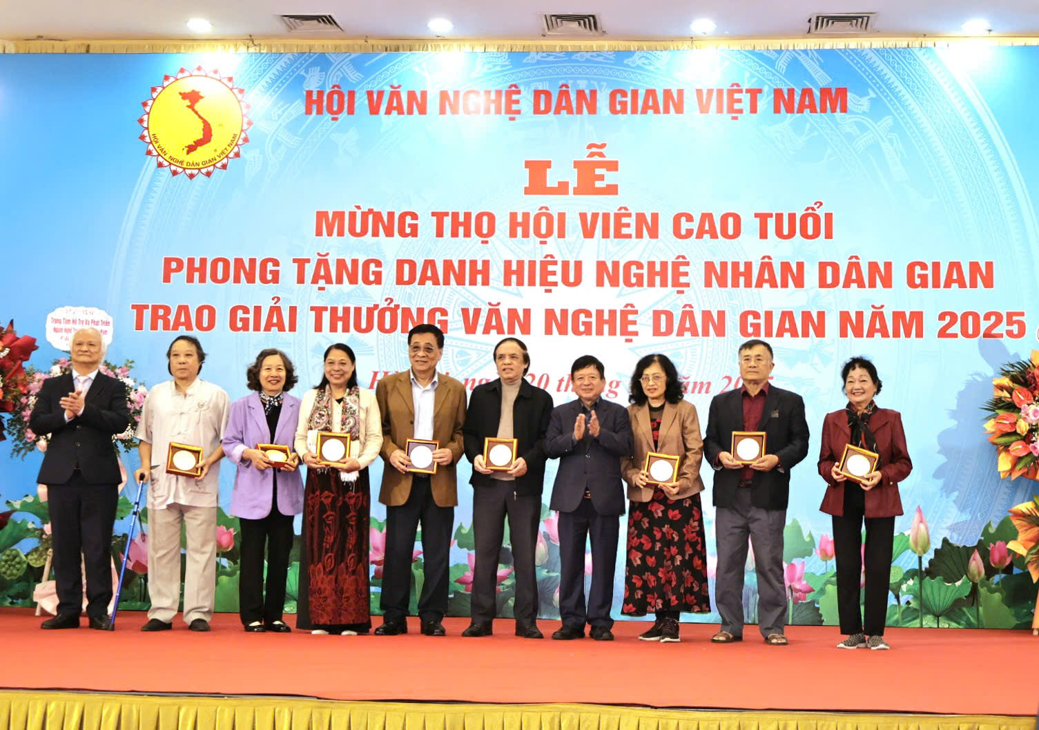 Tôn vinh những đóng góp bền bỉ cho công tác sưu tầm, nghiên cứu văn nghệ dân gian - 7