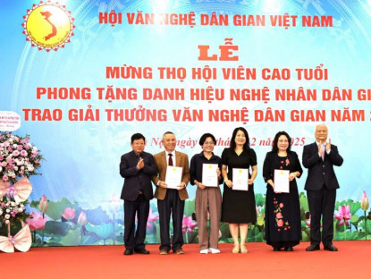 Tin Tức - Tôn vinh những đóng góp bền bỉ cho công tác sưu tầm, nghiên cứu văn nghệ dân gian