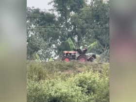 Clip: Nằm gác chân lái xe kéo, người đàn ông lao thẳng xuống ruộng
