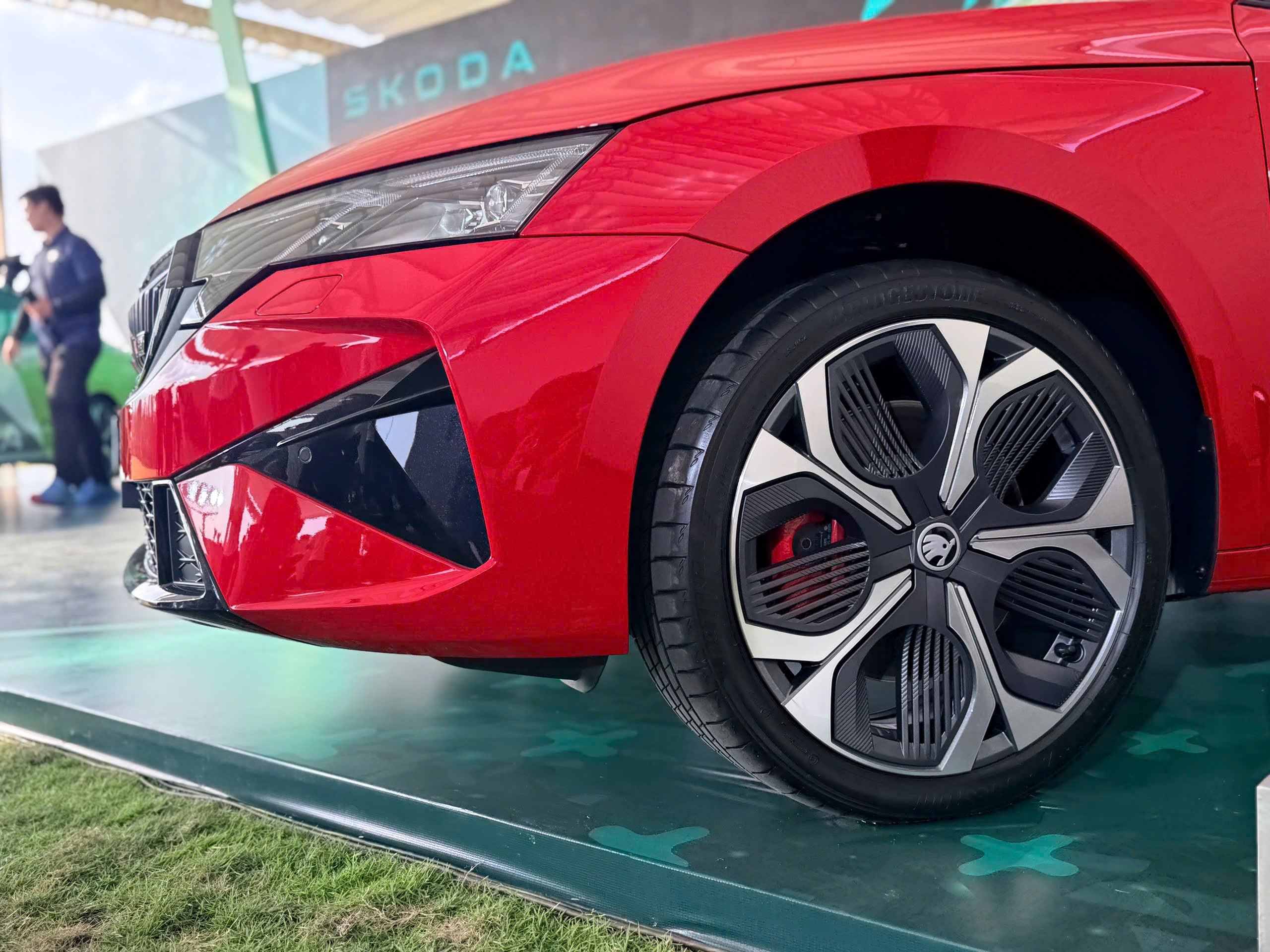 Chi tiết mẫu xe hiệu suất cao Skoda Octavia RS đầu tiên tại Việt Nam - 6