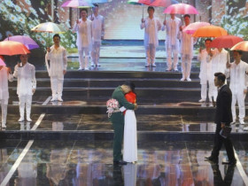 Trung úy bật khóc khi gặp lại bạn gái trên sóng trực tiếp