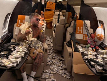 Thể thao - Jake Paul bị Joshua đấm vỡ hàm răng vẫn ngông, khoe tiền trải kín máy bay &amp; 6 khẩu súng