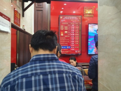 Kinh tế - Giá vàng chiều 22/12: Phá đỉnh lịch sử, người dân xếp hàng đi bán, tiệm vàng có động thái bất ngờ