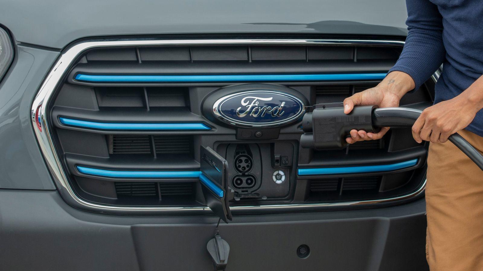 Ford triệu hồi xe khách điện E-transit vì lỗi có thể mất truyền động - 1