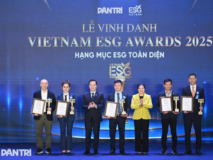 Shinec được vinh danh trong TOP 10 Doanh nghiệp thực thi ESG toàn diện nổi bật tại giải thưởng Vietnam ESG Awards 2025