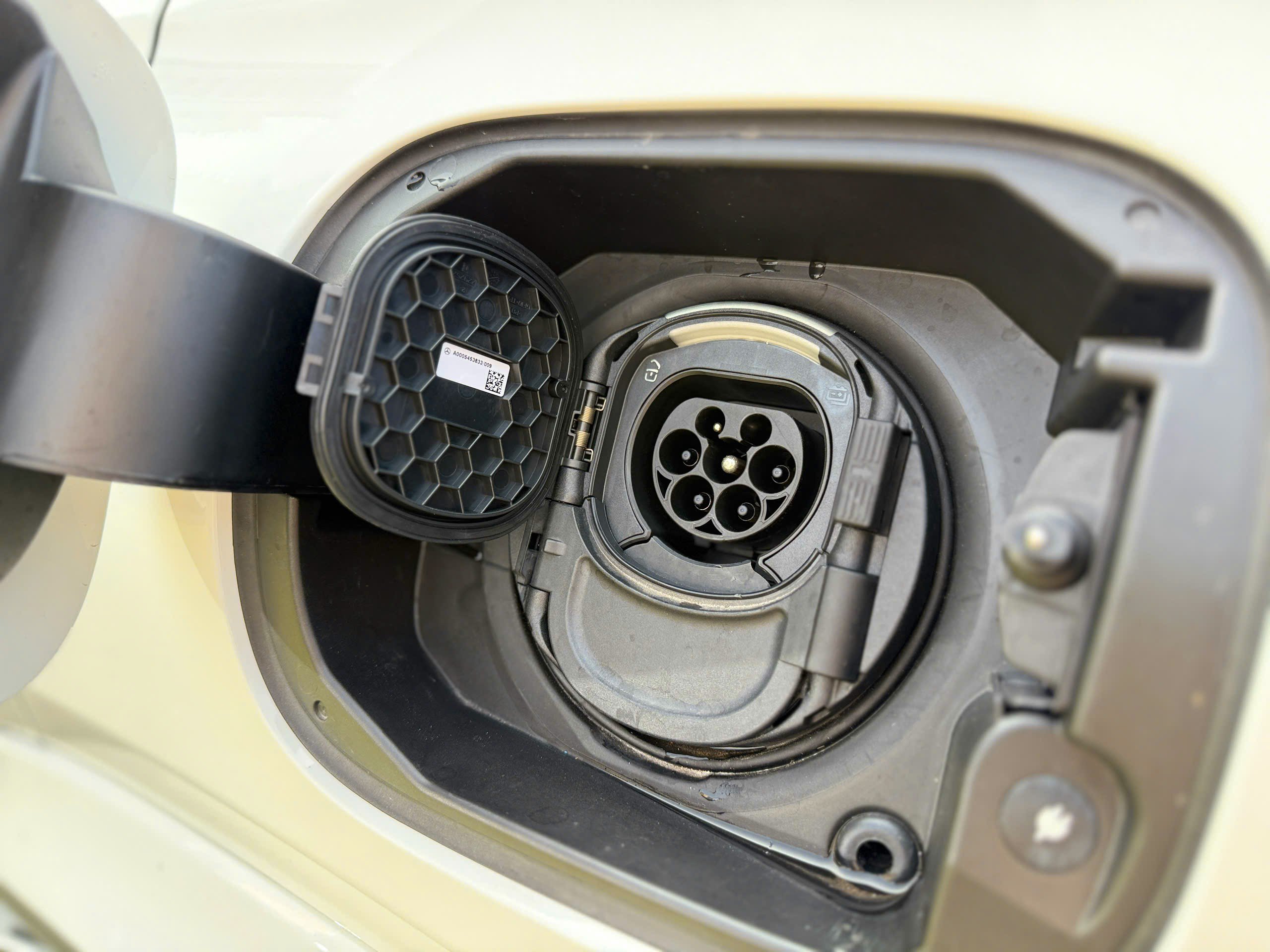 Cận cảnh mẫu xe Mercedes-Benz GLE 400 E đầu tiên về Việt Nam - 9