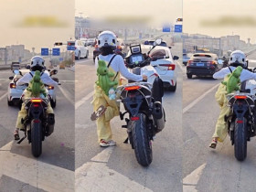 Clip: Cô gái dựng chân chống chờ đèn đỏ vừa đáng yêu vừa buồn cười