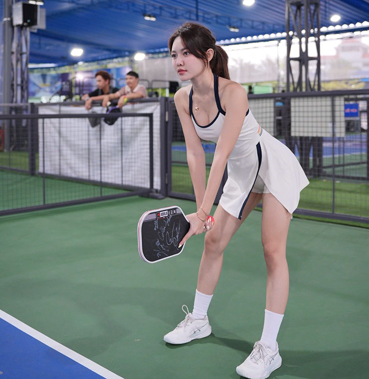 Nàng Kim “vén váy” gây bão mạng, Kiều Trinh nóng bỏng nhất làng pickleball năm 2025 - 4