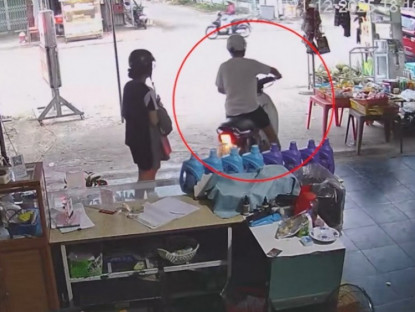 Giao thông - Clip: Cười chảy nước mắt với anh chồng vô tư phóng xe bỏ quên vợ ở tiệm tạp hóa