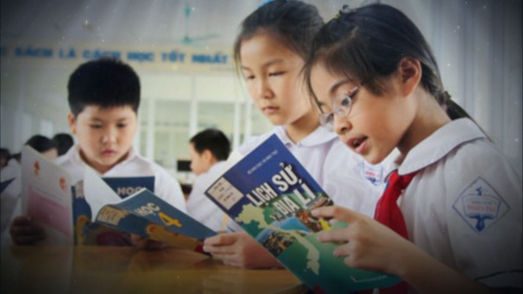 Đưa con đi học và nói chuyện về môn lịch sử - 1