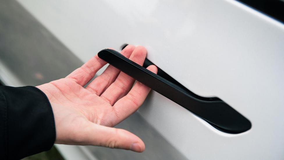 Tay năm sửa ẩn phải thêm các chi tiết cơ khí để đạt chuẩn an toàn mới - 1