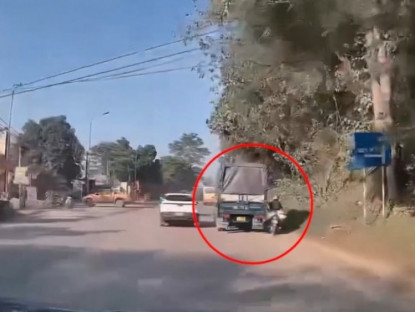 Giao thông - Clip: Thót tim xe tải vượt ẩu, xe máy bị ép lao thẳng vào vệ đường