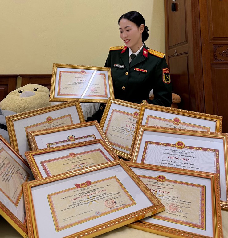 Chân dài bóng chuyền Kiều Trinh khoe “mưa” bằng khen, hình ảnh Như Quỳnh gây tranh cãi - 1