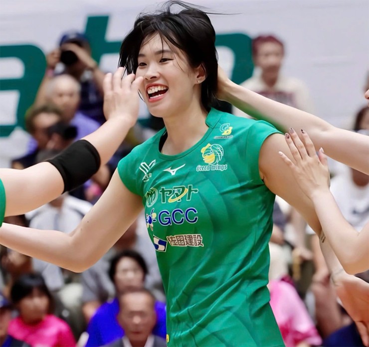 Hoa khôi bóng chuyền Trinh "điện" lên xe hoa, Thanh Thúy tỏa sáng ngày trở lại Nhật Bản - 4