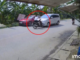 Clip: Không hẹn mà gặp, xe máy liên tục gặp nạn ngay trước cửa hàng sửa xe