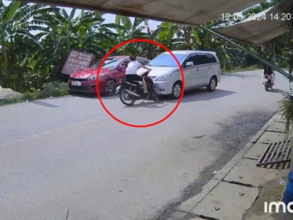 Giao thông - Clip: Không hẹn mà gặp, xe máy liên tục gặp nạn ngay trước cửa hàng sửa xe